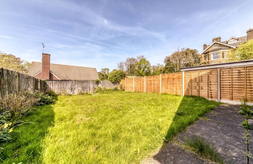 Fairfield House | 4 bedroom house with parking garden and city links