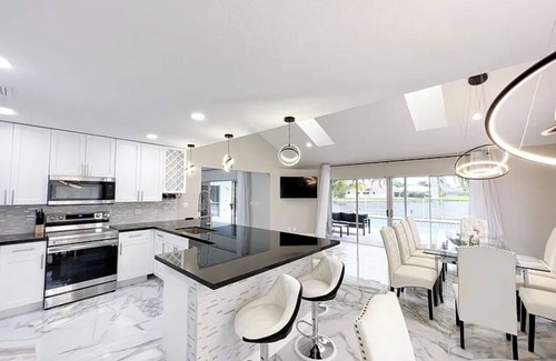 Greenview Shores House | 4-bedroom Luxury Modern Lake Front House in fabulous Wellington