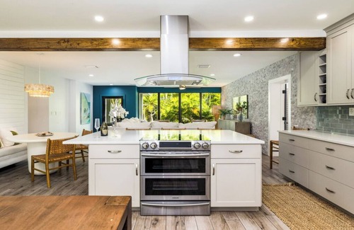 White St. Gallery Villa | 4-bedroom Modern Villa w/Guest House and resort style pool in serene Key West
