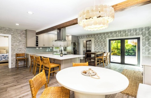 White St. Gallery Villa | 4-bedroom Modern Villa w/Guest House and resort style pool in serene Key West
