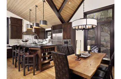 Aspen House | 4+ Bedroom Mountain Home. Walk or bus to town, easy to all 4 ski mountains
