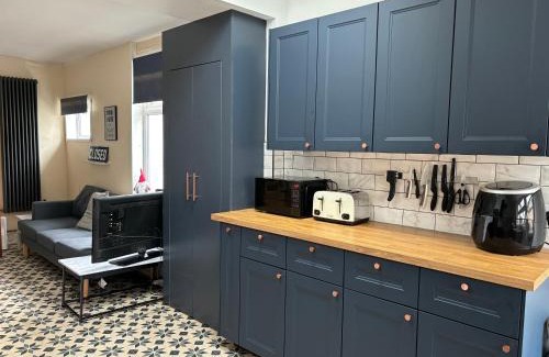 Baglan House | 4 bedroom near City, Beach and St Helen's stadium
