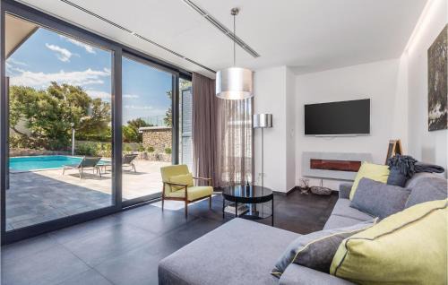 Jakisnica House | 4 Bedroom Nice Home In Lun
