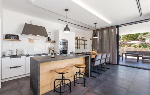 Jakisnica House | 4 Bedroom Nice Home In Lun