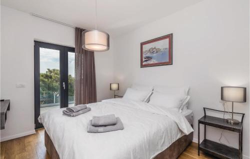 Jakisnica House | 4 Bedroom Nice Home In Lun
