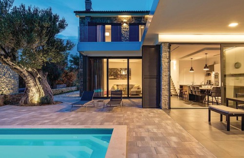 Jakisnica House | 4 bedroom nice home in Lun