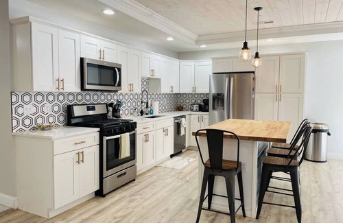 Huron House | 4 bedroom North Port w/Hot Tub