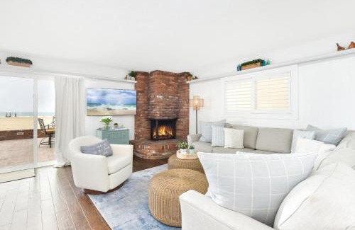 Santa Ana Heights House | 4 Bedroom Oceanfront Home with Giant Patio on the Sand