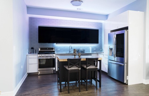 Wicker Park Apartment | 4 Bedroom Penthouse Loft in Heart of Wicker Park with Parking