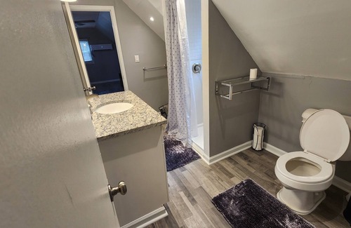 White Cabin | 4 Bedroom Pet Friendly Cabin W/ Fenced Backyard