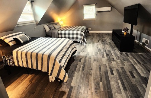 White Cabin | 4 Bedroom Pet Friendly Cabin W/ Fenced Backyard
