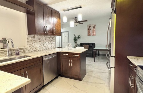 Margate House | 4-Bedroom Retreat: Near CHASE Stadium! Minutes away from the beach!