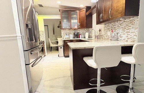 Margate House | 4-Bedroom Retreat: Near CHASE Stadium! Minutes away from the beach!