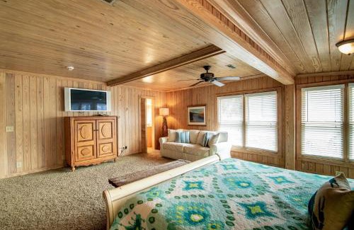 Pawleys Island House | 4 Bedroom Retreat with Game Room and Creek Access