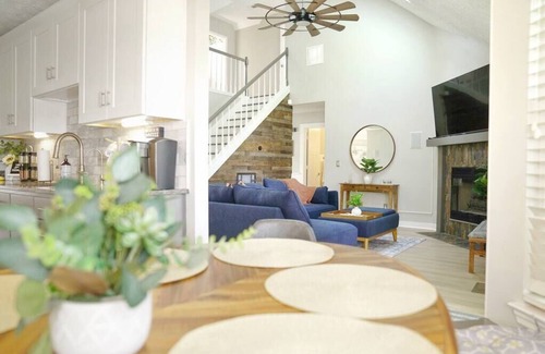 La Vergne House | 4 Bedroom Sleeps 10 with Huge Outdoor Space