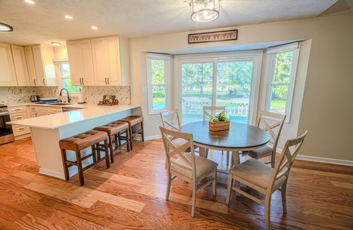 Westfield House | 4 bedroom, sleeps 12, close to Grand Park.