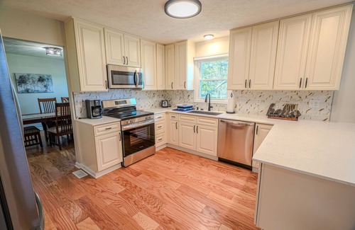 Westfield House | 4 bedroom, sleeps 12, close to Grand Park.