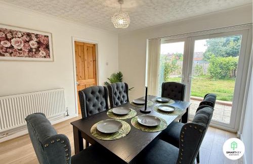 Woking House | 4 Bedroom spacious home with parking sleeps 9