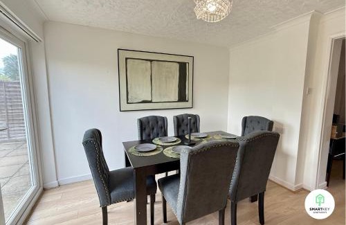 Woking House | 4 Bedroom spacious home with parking sleeps 9