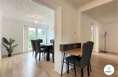 Woking House | 4 Bedroom spacious home with parking sleeps 9