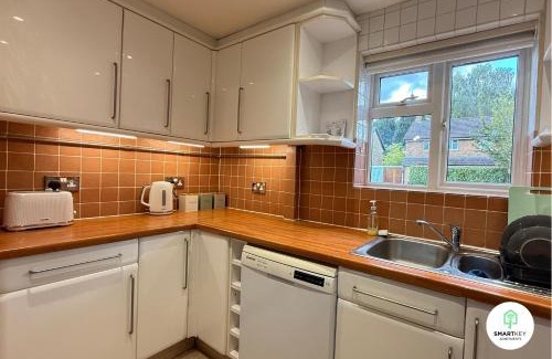 Woking House | 4 Bedroom spacious home with parking sleeps 9