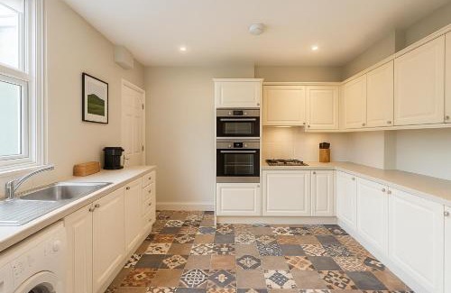 Canton House | 4 Bedroom Spacious House in Cardiff
