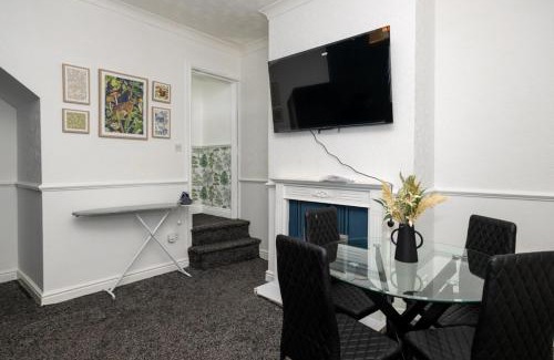 Tunstall House | 4-bedroom- Stoke-on-Trent sleeps 8- pet friendly