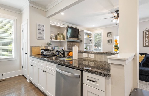 East Point House | 4 Bedroom Suites Under 1 Roof Near Downtown Atlanta & Airport