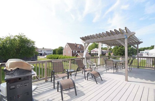 Narragansett House | 4 Bedroom Summer Home with a View!
