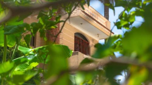 Al-'Amriyah Villa | 4 Bedroom superior family villa with private pool, 5 min from beach Abu Talat