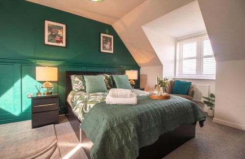 Llanfoist House | 4 Bedroom Town House with Mountain views, a private garden and ease of access into Abergavenny