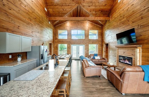 Golden Cabin | 4 Bedrooms | 12 Guest | 3.5 Baths
