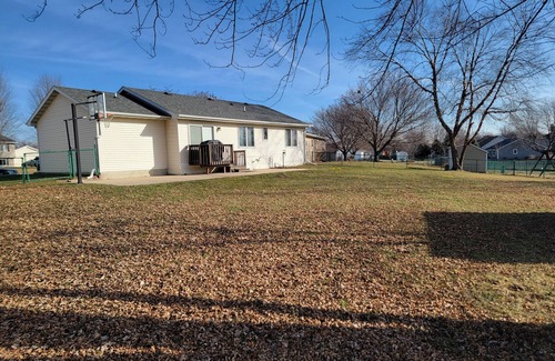 Ames House | 4 bedrooms. 2 miles to ISU. Quiet Cul-de-sac.