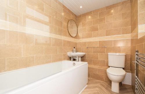 Dennyloanhead House | 4 Bedrooms-2Bath-Free Parking