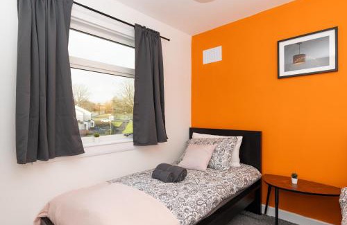 Dennyloanhead House | 4 Bedrooms-2Bath-Free Parking