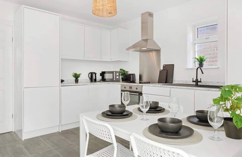 Alfreton House | 4 Bedrooms - 3 Bathrooms House