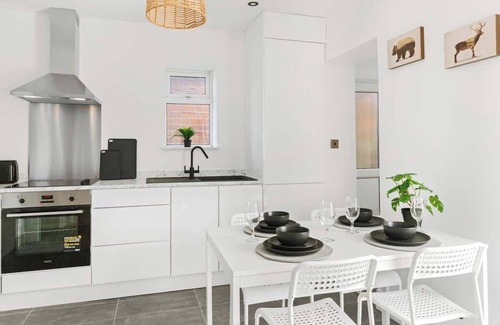 Alfreton House | 4 Bedrooms - 3 Bathrooms House