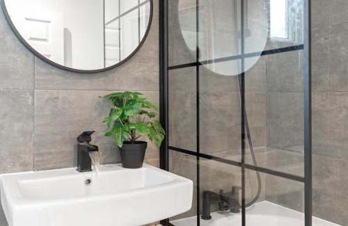 Alfreton House | 4 Bedrooms - 3 Bathrooms House