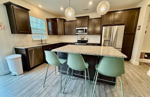 Trinity House | 4 Bedrooms 5 Miles to High Point Furniture Market