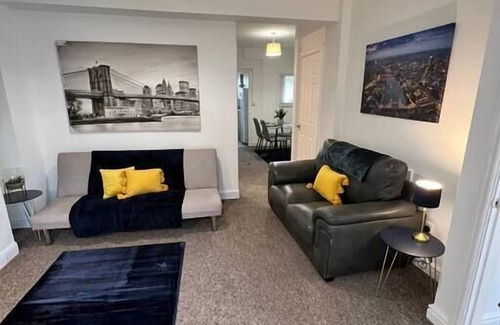 Margam Apartment | 4 Bedrooms, Centre of town, Smart TV in every room
