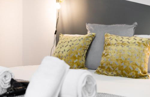 Margam Apartment | 4 Bedrooms, Centre of town, Smart TV in every room