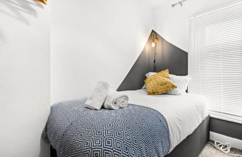 Margam Apartment | 4 Bedrooms, Centre of town, Smart TV in every room