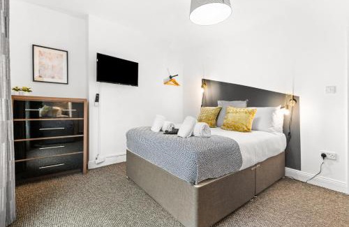 Margam Apartment | 4 Bedrooms, Centre of town, Smart TV in every room