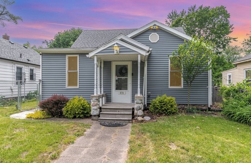 Benton Harbor House | ★4 Bedrooms! Close to beaches, golf and wineries!