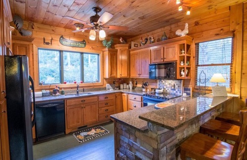 Lakemont Cabin | 4 Bedrooms + Den w/Queen Sleeper - 2.5 Baths - (Sleeps 12) & 2 story Boat House