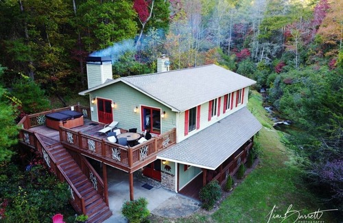 Lakemont Cabin | 4 Bedrooms + Den w/Queen Sleeper - 2.5 Baths - (Sleeps 12) & 2 story Boat House