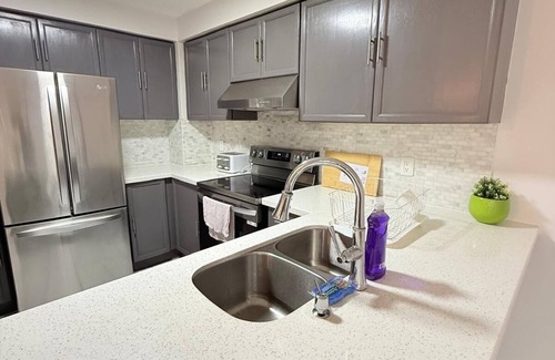 Erin Mills House | 4 Bedrooms Detached Home with parking, closer to commercial area
