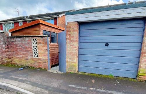 Yeovil Apartment | 4 Bedrooms Holiday Home