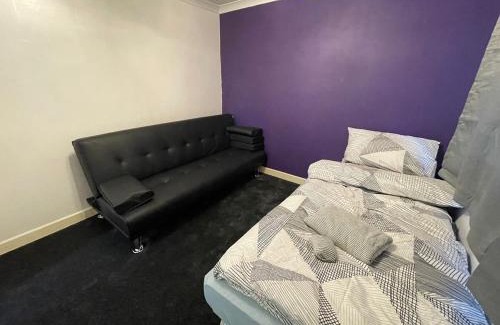 Yeovil Apartment | 4 Bedrooms Holiday Home