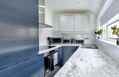 Coventry Apartment | 4 Bedrooms Homely House with Garden- Sleeps 9 Comfortably with 6 Comfortable Beds, Free Street Parking, Business Travellers, Contractors, & Holiday-Goers, Coventry, Near All Major Transport Links in Coventry and Motorway